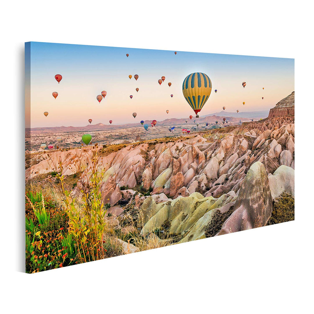 islandburner Bild auf Leinwand Heissluftballon Fliegt Über Felslandschaft Kappadokien Türkei Im Sept
