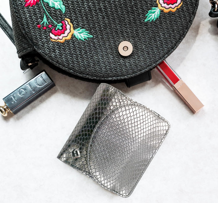 Portmonee Damen klein, Reise Geldbörse, viele Fächer, Schlangen-Look silber, RFID Blocker, Münzfach