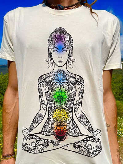 Creme-weisses T-Shirt mit meditierender Frau und den 7 Chakren für Yoga, Meditation mit den 7 Chakra