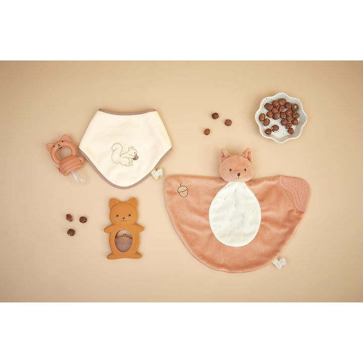 Kaloo – Set mit Lätzchen und Nager-Beissring Eichhörnchen – Babyzubehör für die Beikost – Weiches Si