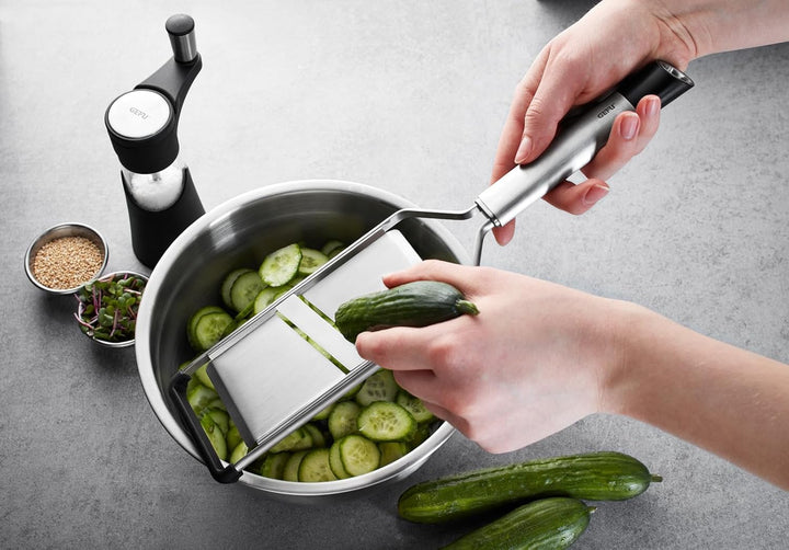 GEFU Gemüse- und Kartoffelhobel PRIMELINE mit Restehalter - Küchen-Hobel aus Edelstahl für perfekte