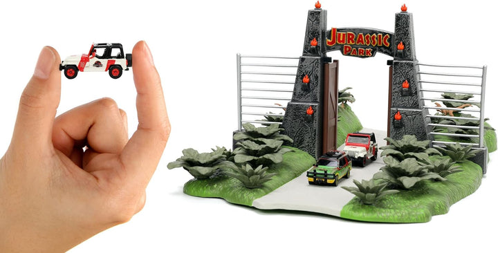 Jada Toys Jurassic World Nano Scene (17x18 cm) - Spiel-Kulisse mit Jurassic Park Tor, 2 Metall-Autos