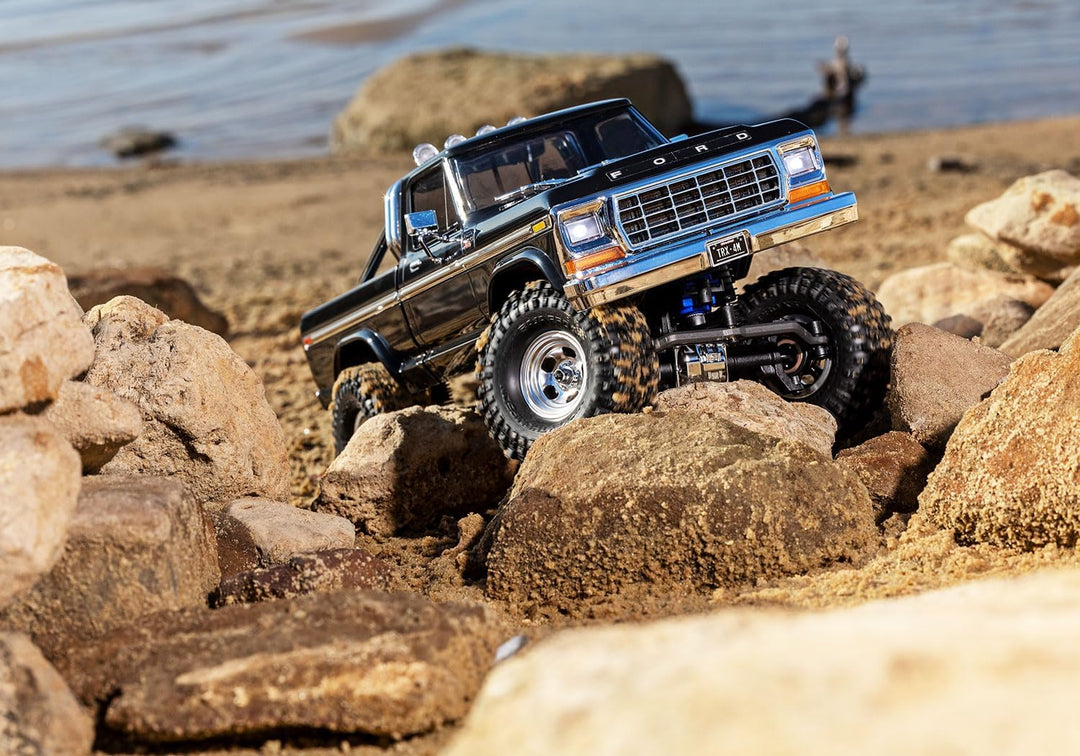 TRAXXAS TRX-4M Ford F150 schwarz 4x4 Lifted 1/18 Crawler RTR Brushed, mit Akku und USB Ladegerät