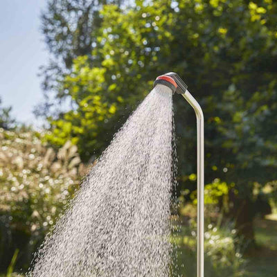 GARDENA Gartendusche mit Spiess, Grosser Duschkopf mit weichem Strahl.