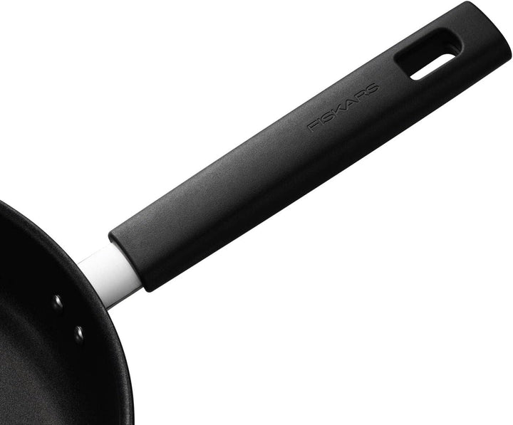 Fiskars Sautierpfanne mit Deckel, Ø 24 cm, Füllmenge: 2,2 Liter, Für alle Kochfelder geeignet, Alumi