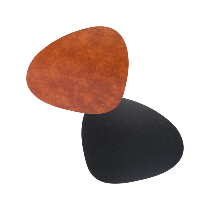 Lind DNA Curve Tischset, Leder, Cognac/Schwarz, 37 x 44 cm 37 x 44 cm Cognac/Schwarz, 37 x 44 cm Cog