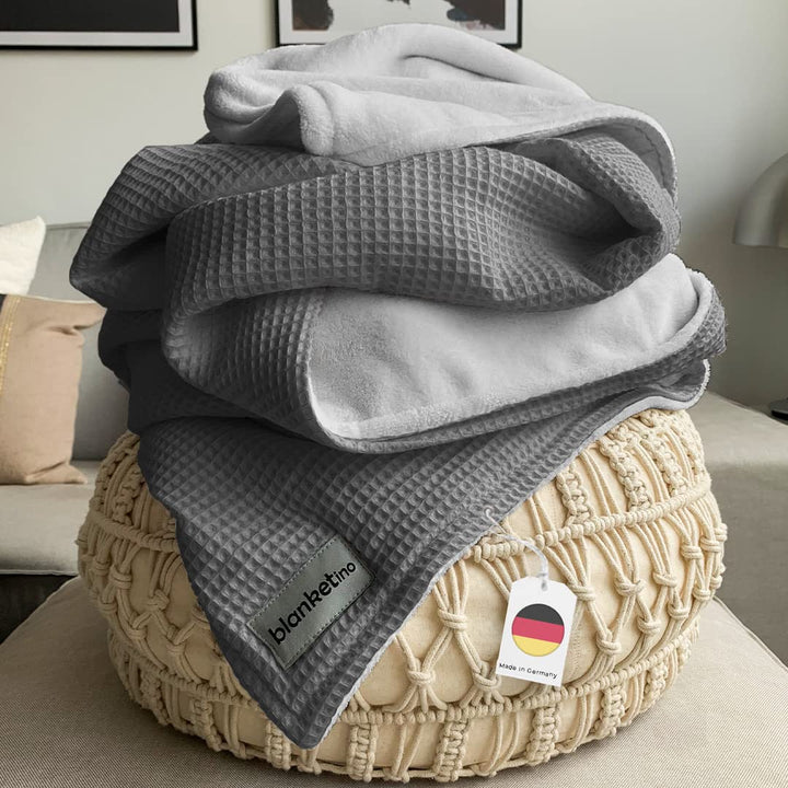 blanketino Kuscheldecke - Kuschlig warme Sofadecke Wohndecke 145 x 210 cm aus extra weichem Wellness