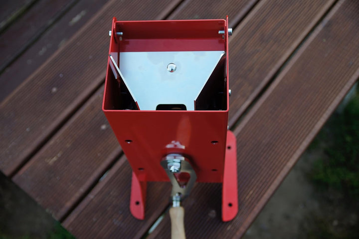 Feucht Obsttechnik KNACKI Junior - Wal- und Haselnuss Knackmaschine - Hazelnut Man - das Original Ma