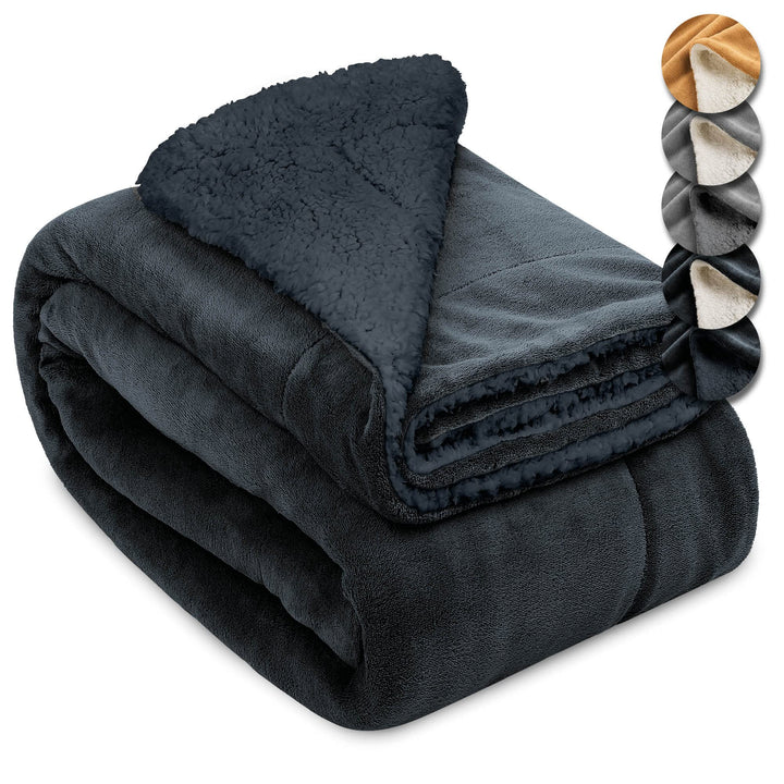 Beautissu Sherpa Sofadecke Alina, 220x240 cm XXL Kuscheldecke flauschig Anthrazit/Anthrazit – Dicke