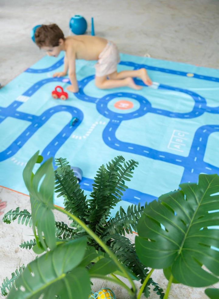 Quut – Strand-/Poolhandtuch für Kinder mit Spiel – Ultraschnell trocknende Mikrofaser, sandfrei – ko