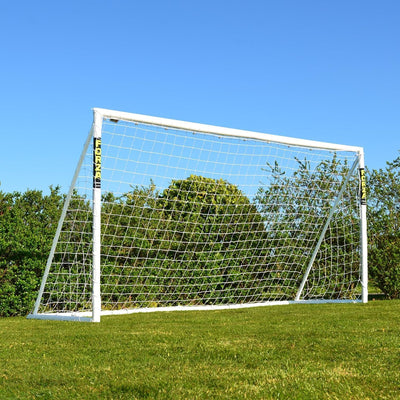 FORZA Fussballtor mit einem Klicksystem – das Fussball-Tor kann das ganze Jahr über bei jedem Wetter