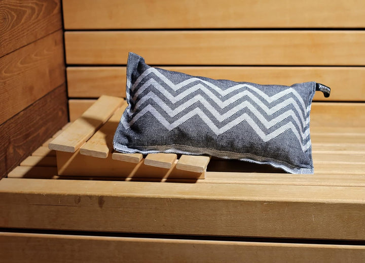 Jokipiin | 1 Saunakissen Lieblingskissen Reisekissen | Design: Peak | Masse: 40 x 22 cm, Leinen/Baum