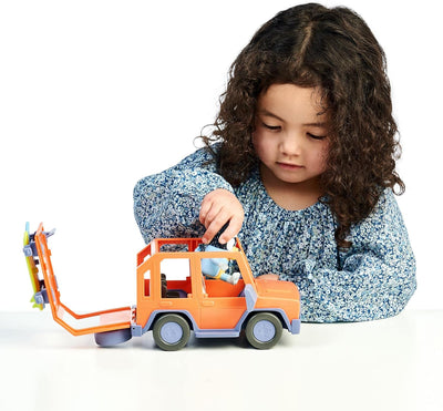Giochi Preziosi Bluey Auto 4 x 4 Familienfahrzeug, inklusive Papa Bandit Hoch, ca. 8 cm und 2 Surfbr