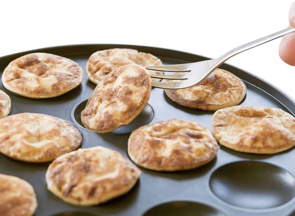 Bestron Poffertjes Maker im Retro Design, Mini Pfannkuchen Automat, mit Antihaftbeschichtung, Sweet
