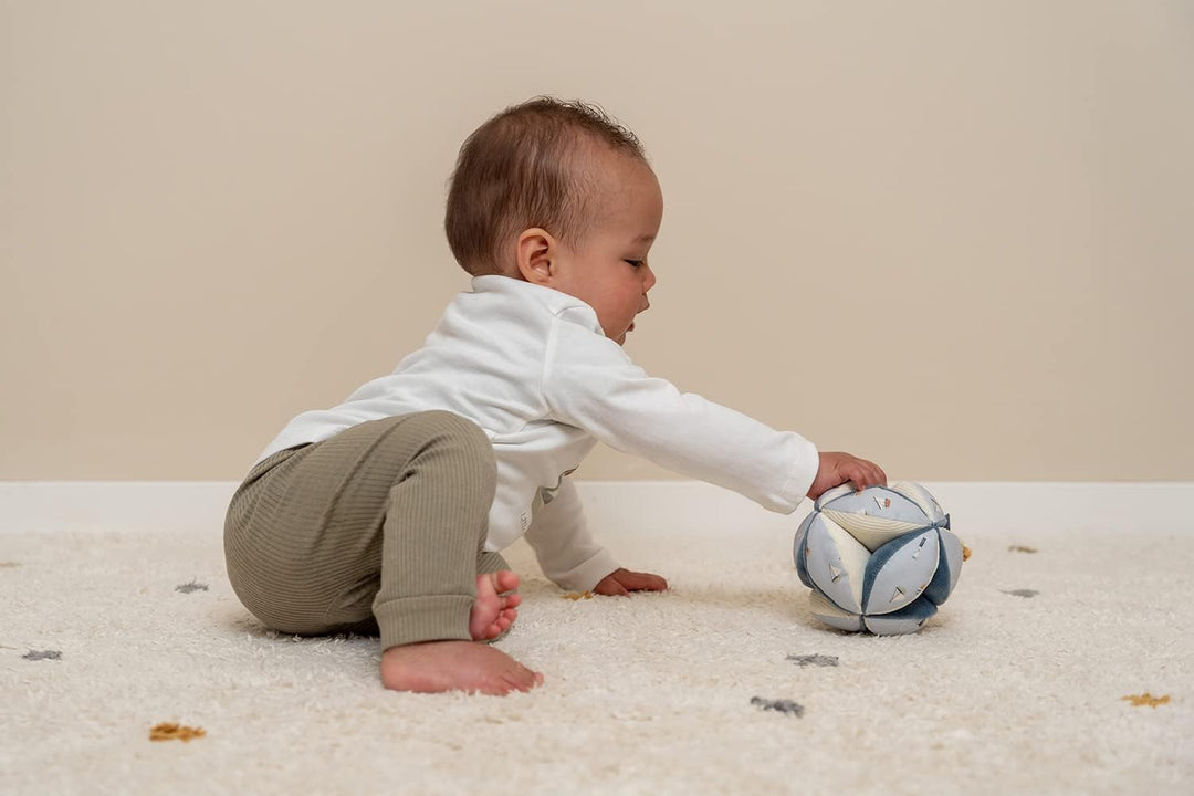 Little Dutch Greifball Stoffball mit Glöckchen Stoff Baby blau - Sailors Bay