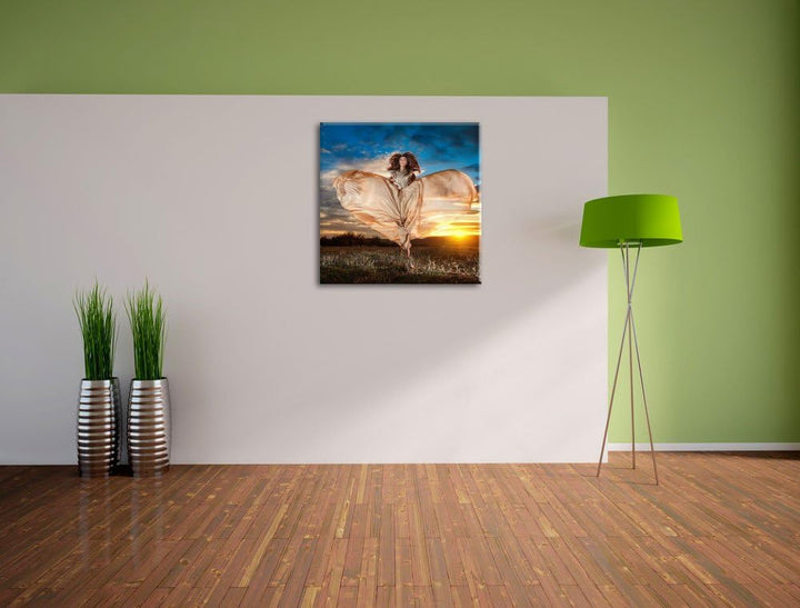 Pixxprint Frau mit Kleid bei Sonnenuntergang als Leinwandbild/Grösse: 70x70 cm/Wandbild/Kunstdruck/f