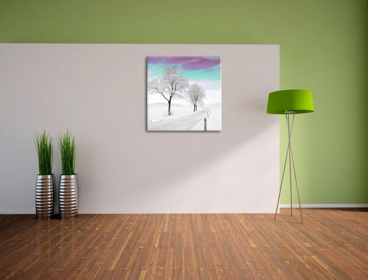 Pixxprint Schneebedeckter Baum in schöner Winterlandschaft schwarz/weiss, Format: 70x70 auf Leinwand