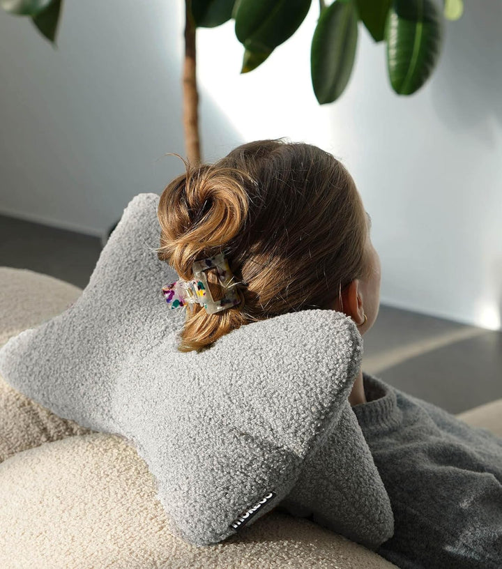 mokebo 'Der Leseknochen' Lesekissen aus weichen Bouclé-Stoff, ergonomisches Nackenkissen aus gemütli