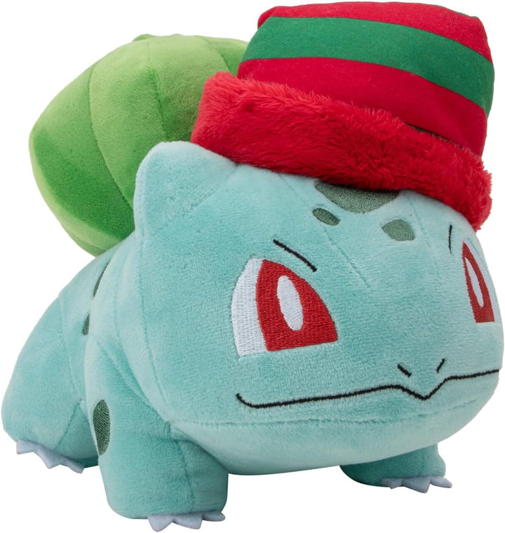 Pokémon PKW3377-20 cm Winter Plüsch - Bisasam mit Mütze, offizielles Plüsch, Bisasam