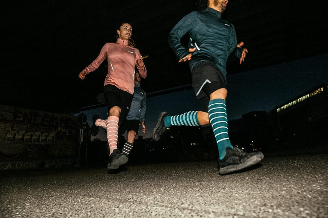 CEP – NIGHTTECH Calf Sleeves Redesign für Herren | Bunt reflektierende Beinstulpen REFLECTIVE - Neon
