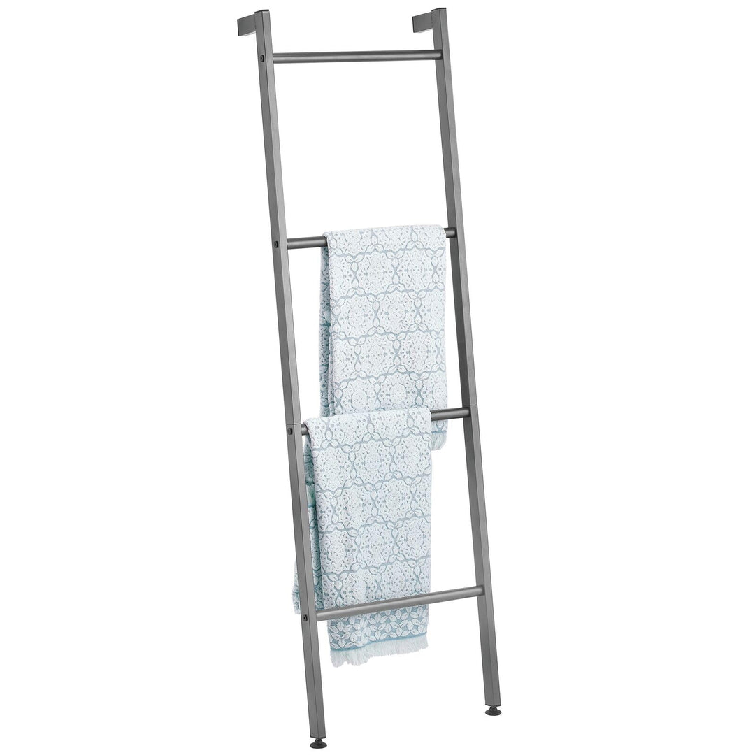 mDesign freistehende Handtuchleiter für das Badezimmer – Handtuchständer mit 4 Ebenen aus Metall – H