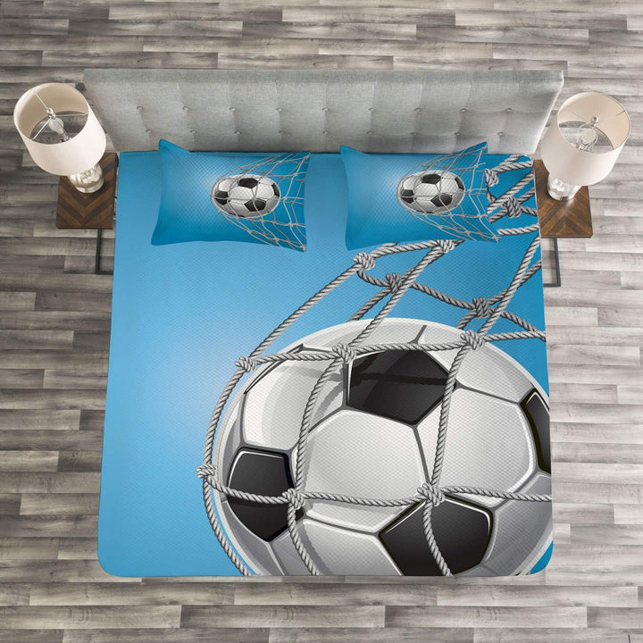 ABAKUHAUS Fussball Tagesdecke Set, Goal Ball im Netz, Set mit Kissenbezügen Maschienenwaschbar, für