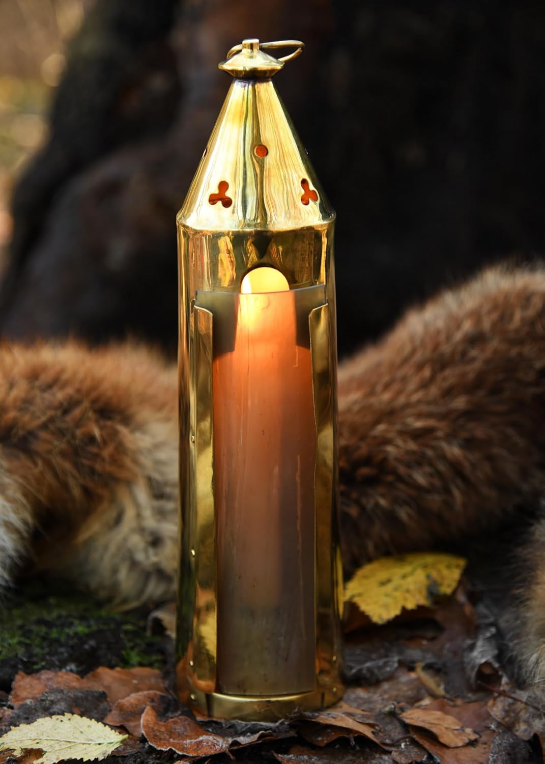 Mittelalterliche Messinglaterne mit Hornfenster