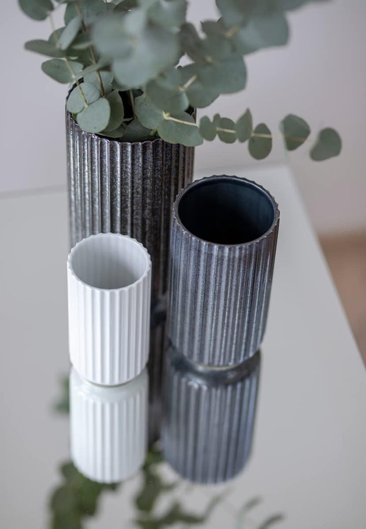 DANMARK LYNGBY Lyngbyvase aus Porzellan, hohe Vase mit Rillen, Zylinder Blumentopf in Hellgrau, 20.5