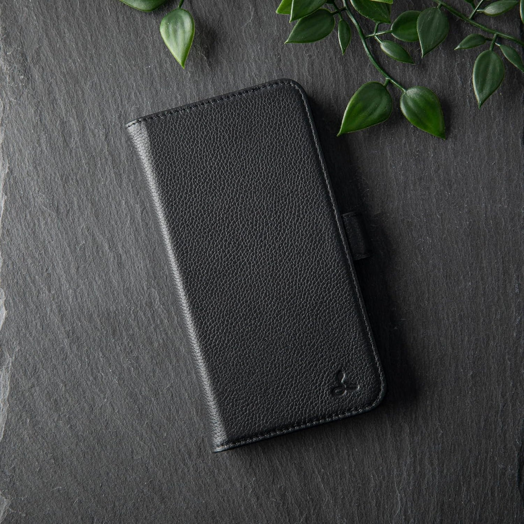 Snakehive Lederhülle für iPhone 13 – Klapphülle mit Kartenfächern & Standfunktion (Geflecktes Schwar