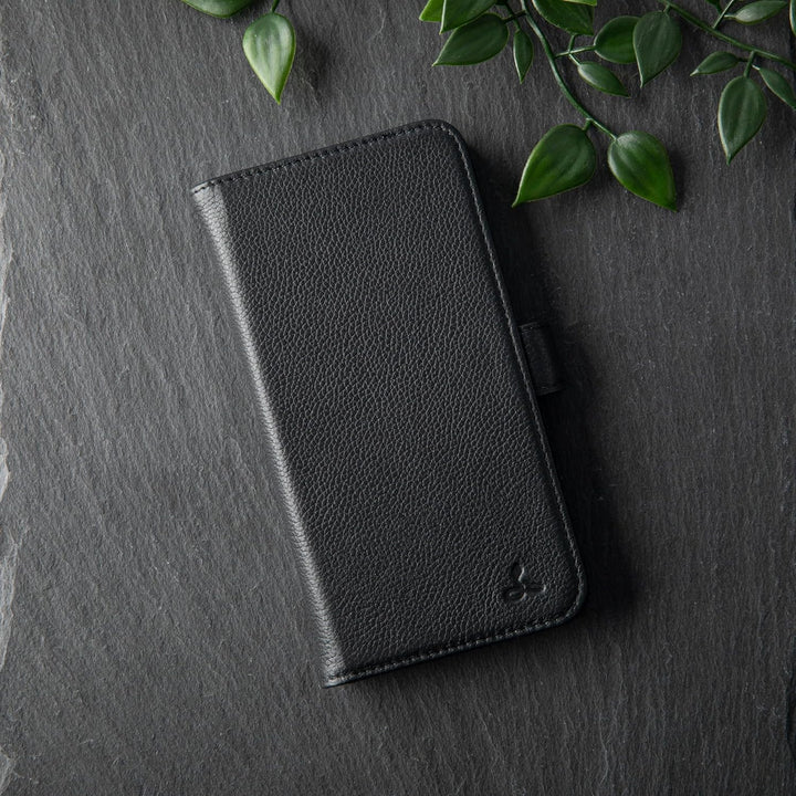 Snakehive Lederhülle für iPhone 13 – Klapphülle mit Kartenfächern & Standfunktion (Geflecktes Schwar