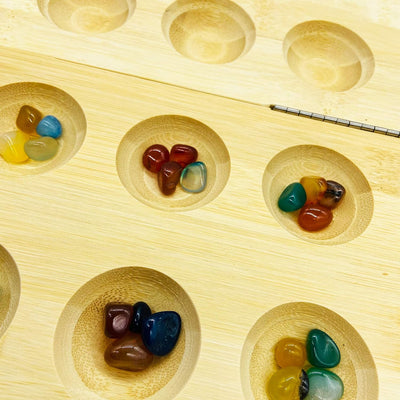 GICO Steinchenspiel Hus Bao gross aus Holz mit Edelsteinen. Das Strategiespiel für Jung und Alt beka