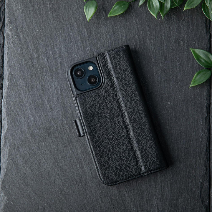 Snakehive Lederhülle für iPhone 14– Klapphülle mit Kartenfächern & Standfunktion (Geflecktes Schwarz