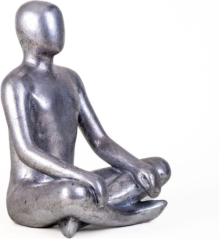 IDYL Moderne Skulptur Figur Sandsteinguss Sitting Man Crossed Legs | silberfb. | Masse 22x18x28 cm |