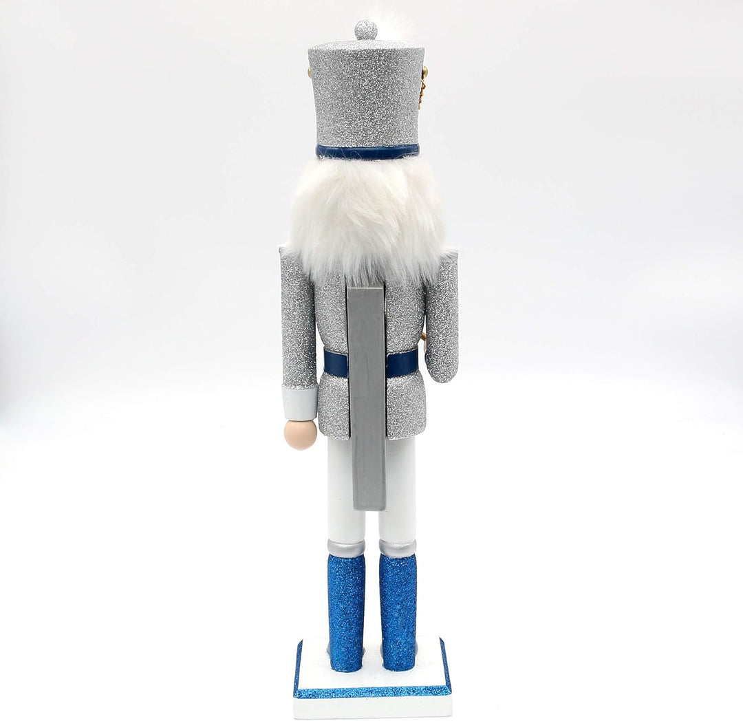 Dekohelden24 Holz Nussknacker Trommler in Silber/blau/weiss, mit Glitter, Masse L/B/H: 10 x 9 x 38 c