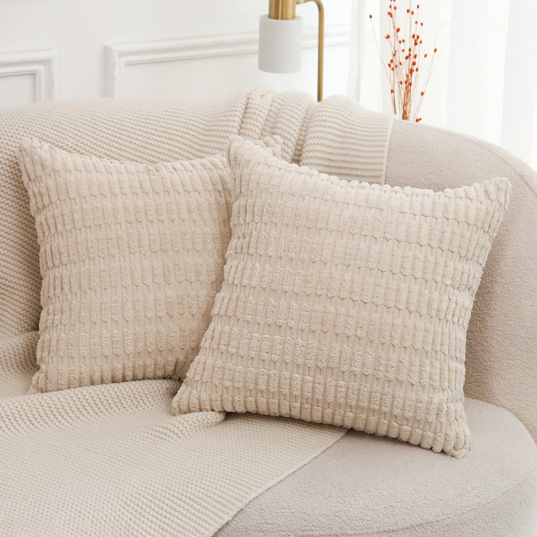 Mandioo 2er Set Beige Plüsch Boho Dekorative Wurf Kissenbezüge 55x55 cm, Super Weich gestreifte Cord