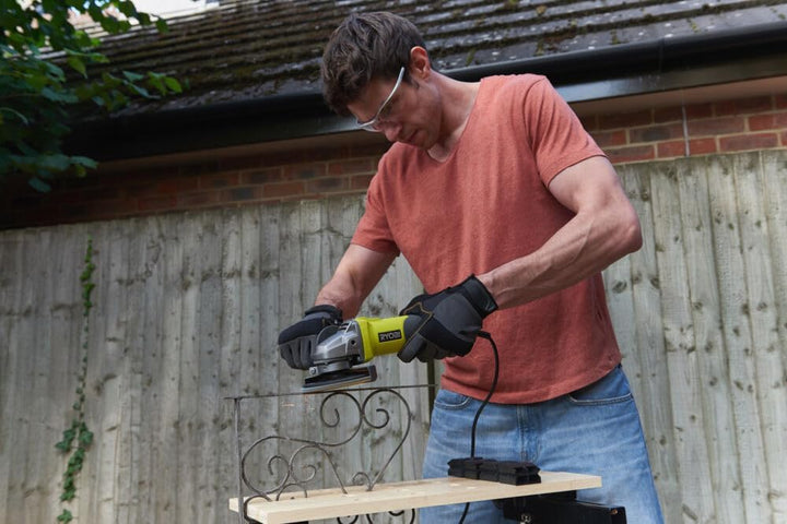 RYOBI 600W Elektro-Winkelschleifer RAG600-115G (Anti-Vibrations-Grifffläche, Spindelarretierung für
