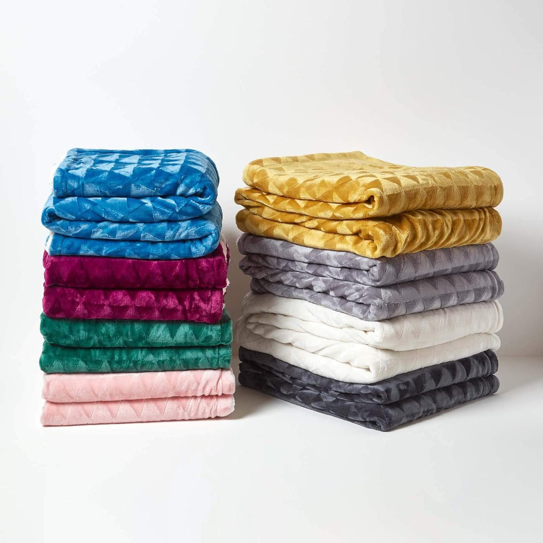 Homescapes Flauschiges Plaid, rosa, samtweiche Kuscheldecke in Fell-Optik mit geometrischem Muster,
