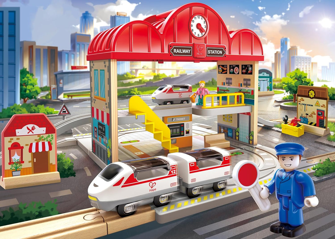 Hape Tragbares Bahnhof-Set aus Holz, Züge für Kinder, Schienen, Bahnhof und Figuren, leicht zu trage