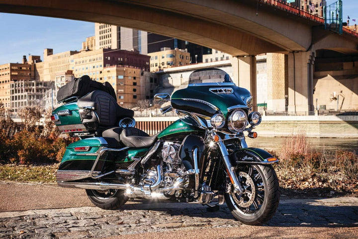 Kuryakyn 2631 Motorradzubehör: Tri-Line Windschutzscheiben-Verkleidung für 2014-19 Harley-Davidson T