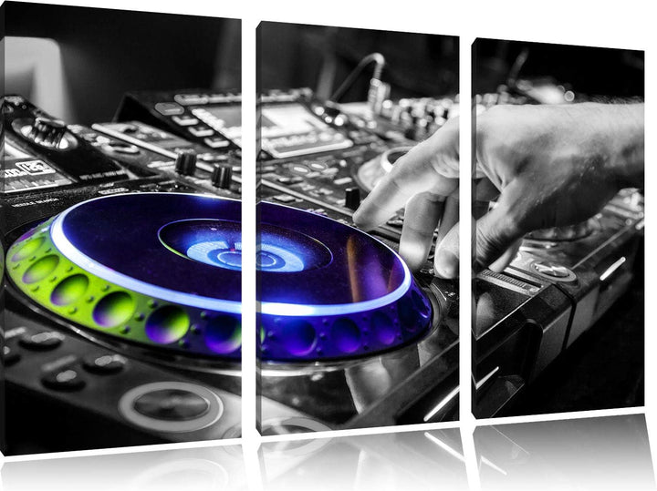 Pixxprint DJ bei der Arbeit am Plattenteller als Leinwandbild | Grösse: 3 Teilig (120x80) | Wandbild