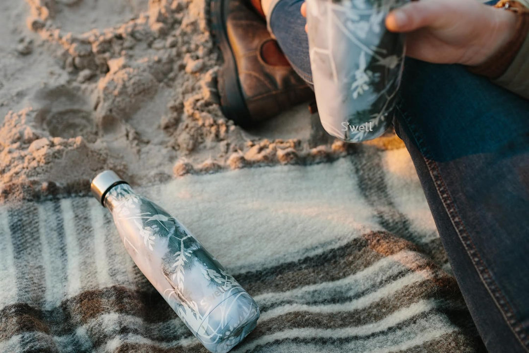 S'well Edelstahl-Wasserflasche, 482 ml, blaues Laub, dreilagig, vakuumisolierte Behälter, hält Geträ