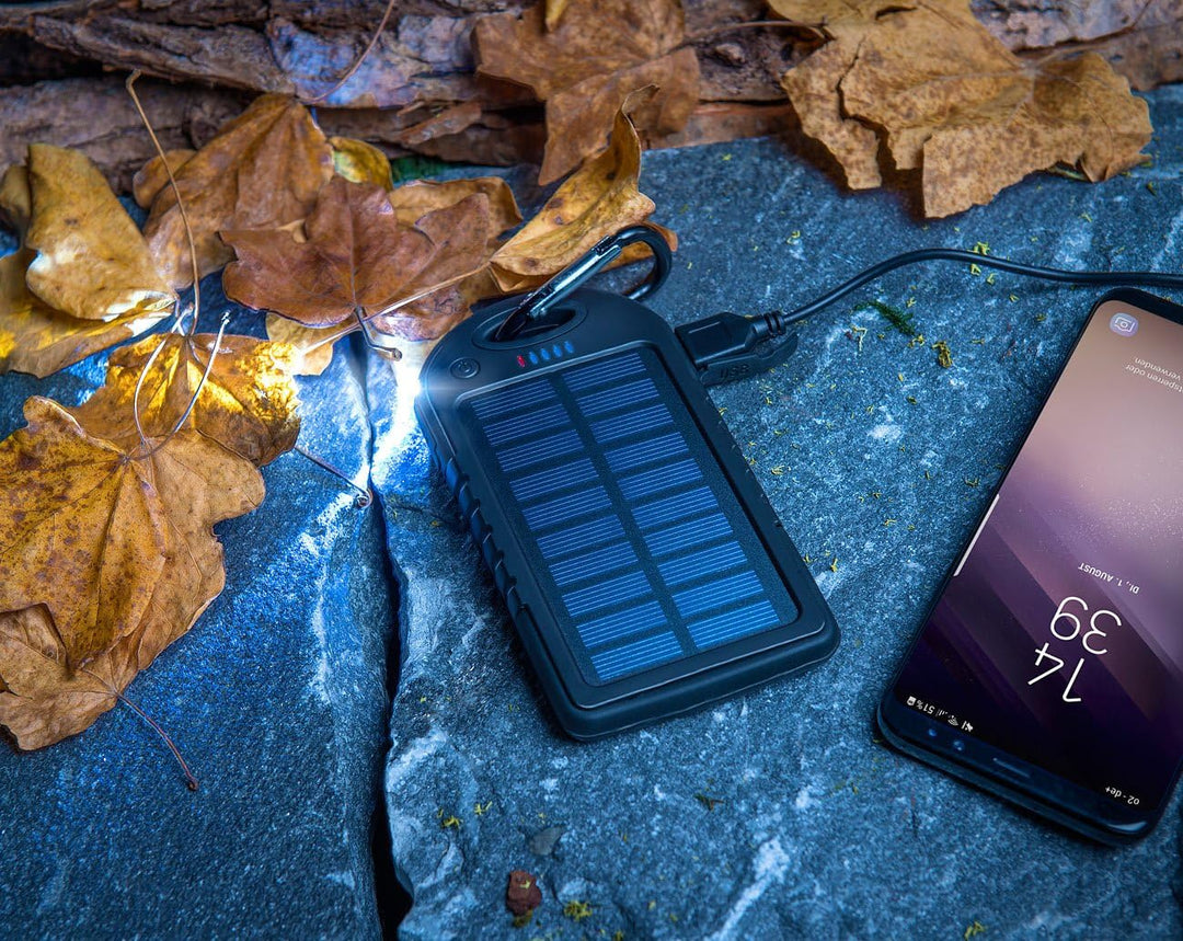 revolt Solarbank für Handy: Solar-Powerbank mit 4.000 mAh & Taschenlampe, 2X USB, bis 2 A, 10 Watt (