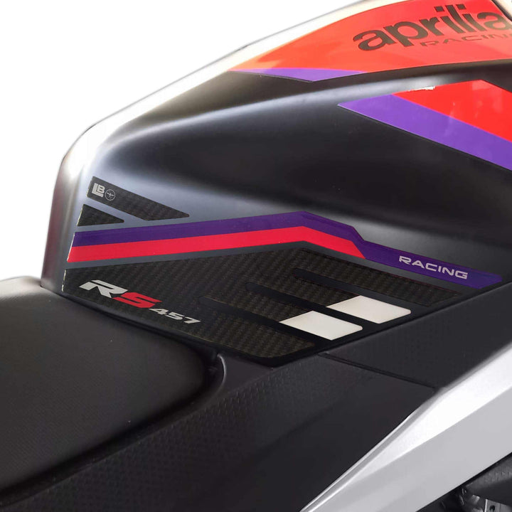 LABELBIKE 3D Motorrad Tankaufkleber kompatibel mit Aprilia | RS 457 2024, Seitenschutz aus Kunstharz