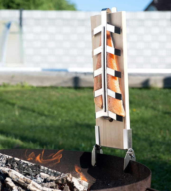 Rosenstein & Söhne Flammlachsbrett: Flammlachs-Bretter, Zedernholz, neigbare Edelstahl-Halterung, 2e