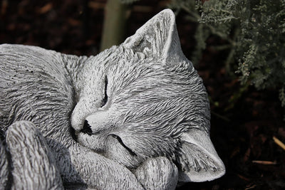 stoneandstyle Steinfigur Katze schlafend, eingerollt, frostfest bis -30°C, massiver Steinguss