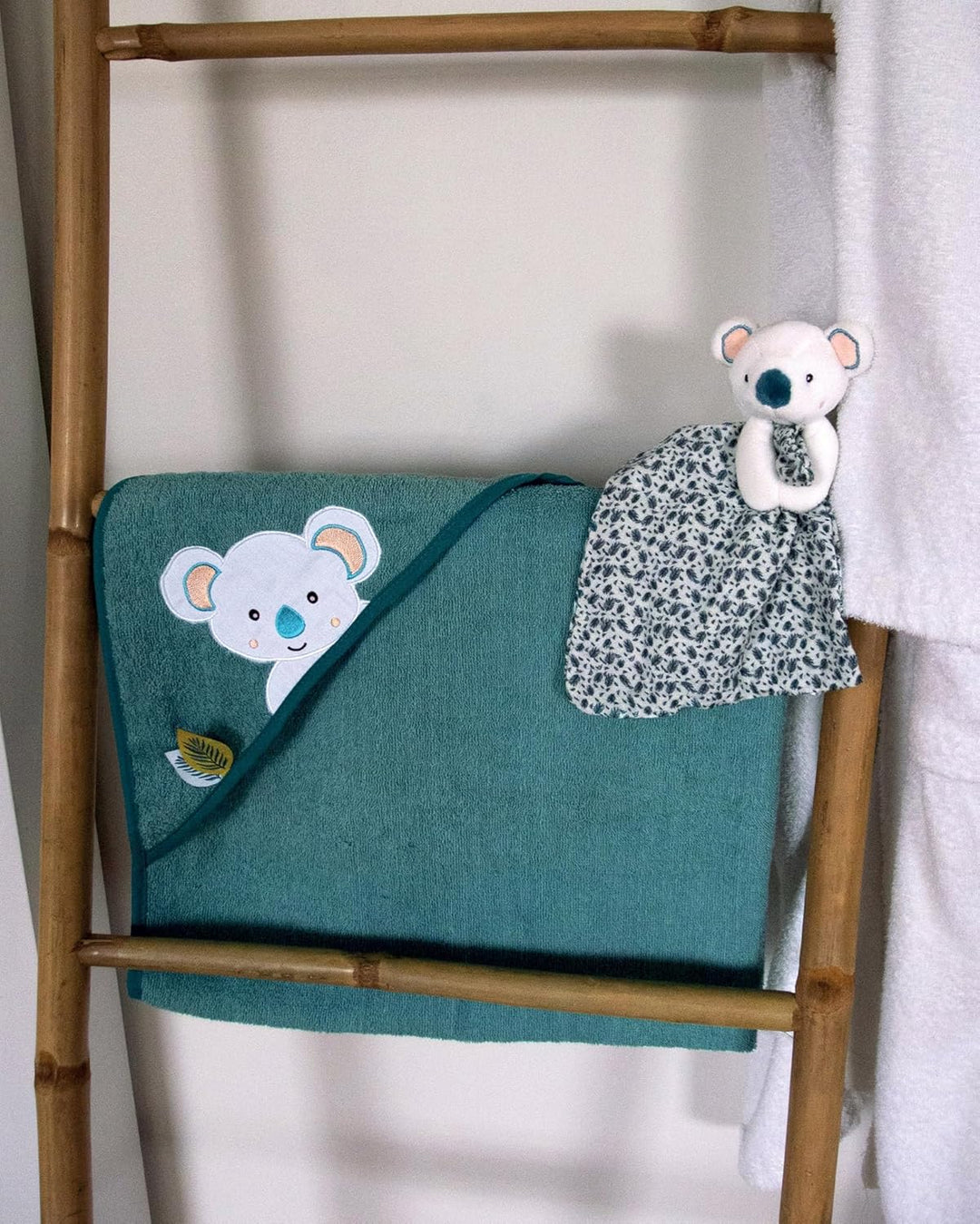 Doudou et Compagnie - Badeumhang für Babys, Kuscheltier Koala, Blau, Grün, 80 x 80 cm, Yoca Le Koala