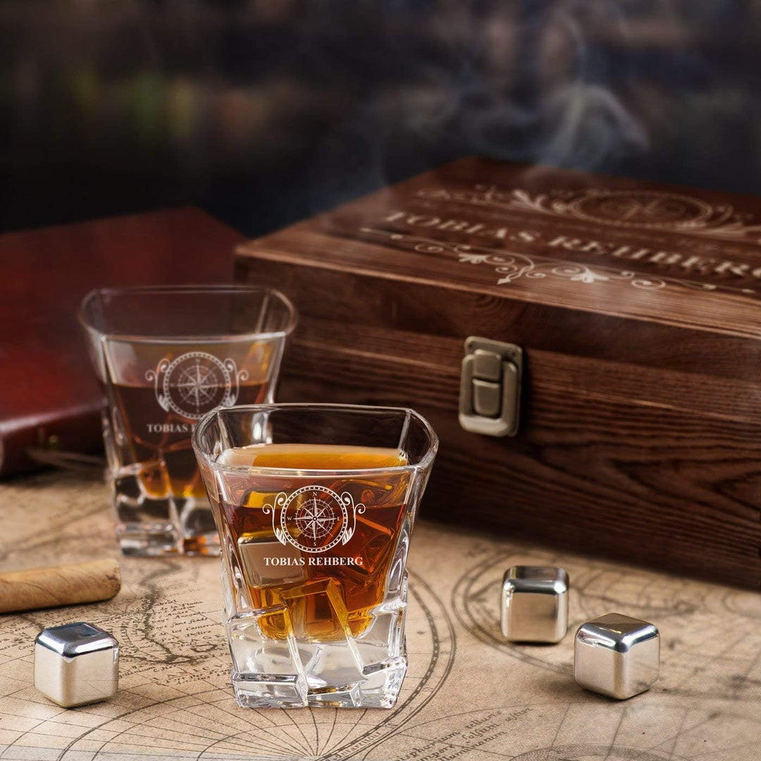 Maverton Whisky Steine Set - in Holzbox mit Gravur - 8 Eiswürfel + 2 Whisky Gläser + Zange + Samtbeu