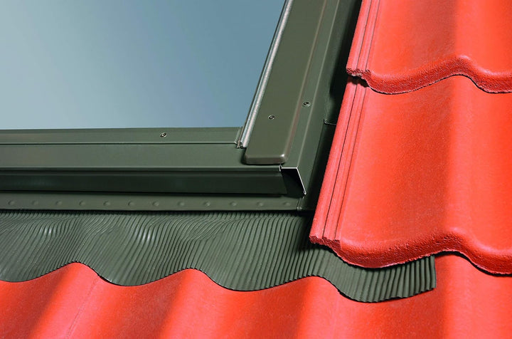 Günstige Dachfenster 66x98 OptiLight B Holz klar lackiert | Schwingfenster mit 2-fach Verglasung | U