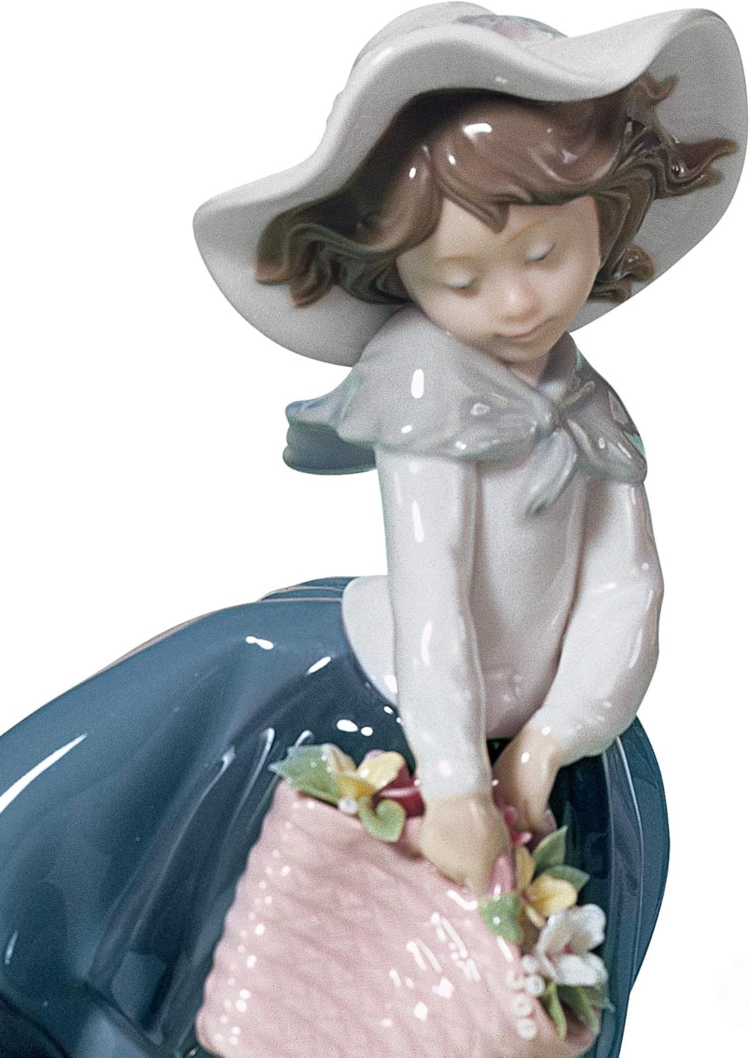 LLADRÓ Mädchen-Figur Kleines Mädchen Mit Korbtasche. Mädchen Mit Blumen. Porzellan.