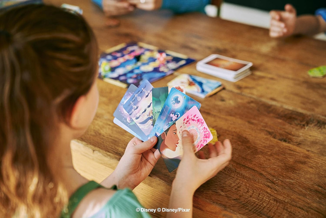 Asmodee - Dixit: Disney - Brettspiel mit Disney-Charakteren, 3-6 Spieler, 8+ Jahre, italienische Aus